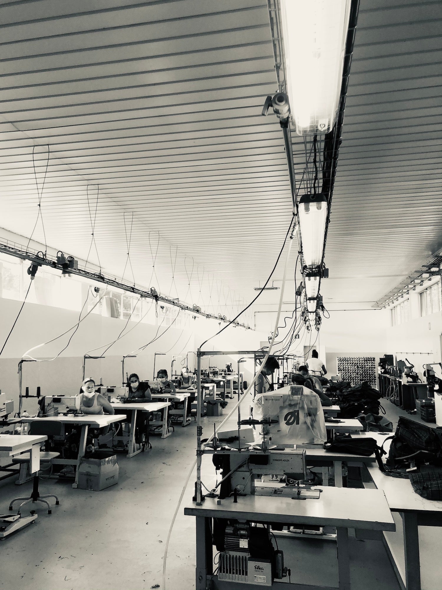 image en noir et blanc de l'usine avec laquelle bebel travaille au Portugal Image